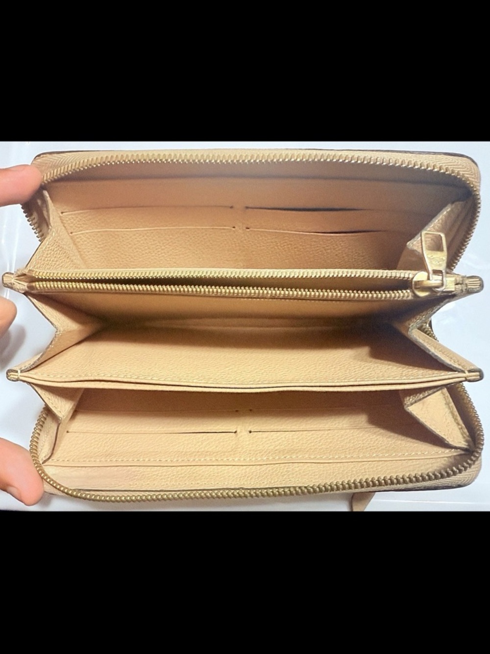 LOUIS VUITTON - Beige Monogram Zippy Leather Wallet - Picture 2 of 7